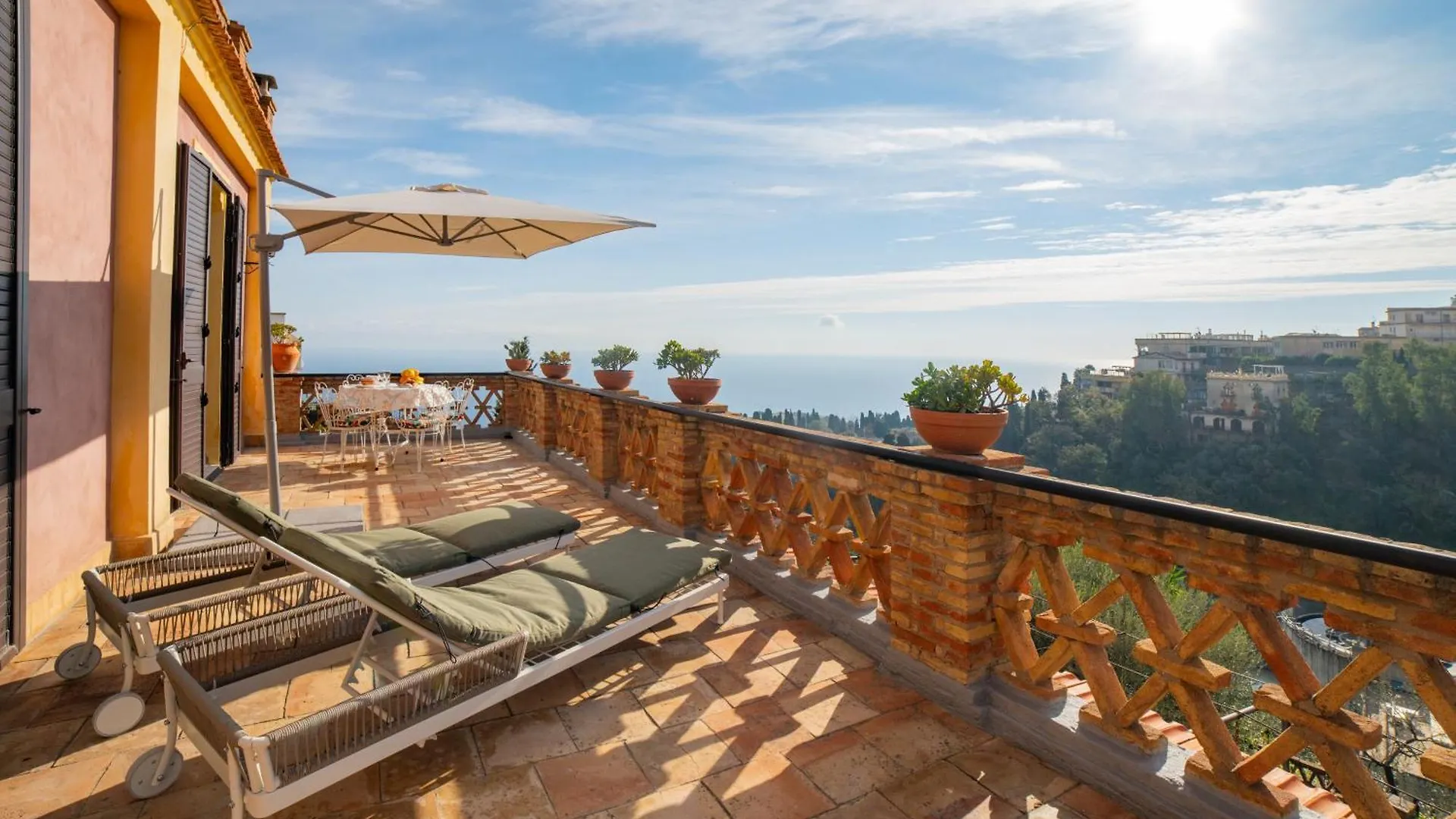 Villa Aurora, Taormina location
